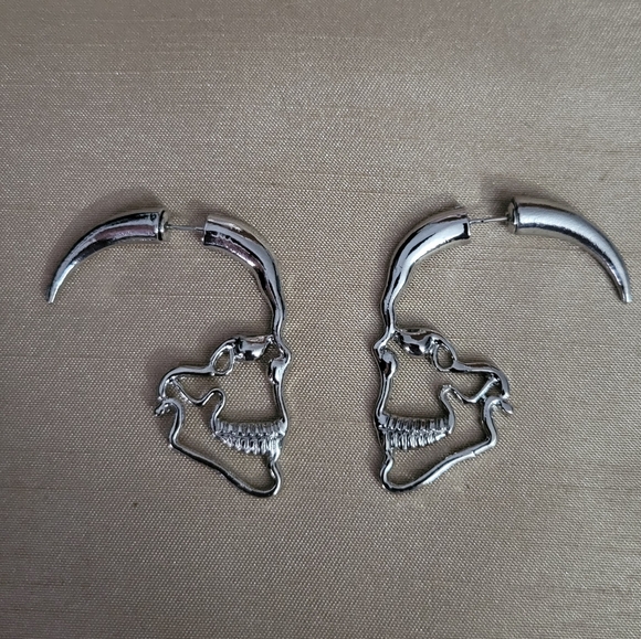 Skull shaped through-ear illusion earrings - Picture 2 of 4